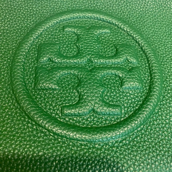 TORY BURCH PERRY BOMBE PEBBLED LEATHER WRISLET IN ARUGULA GREEN - Picture 4 of 7